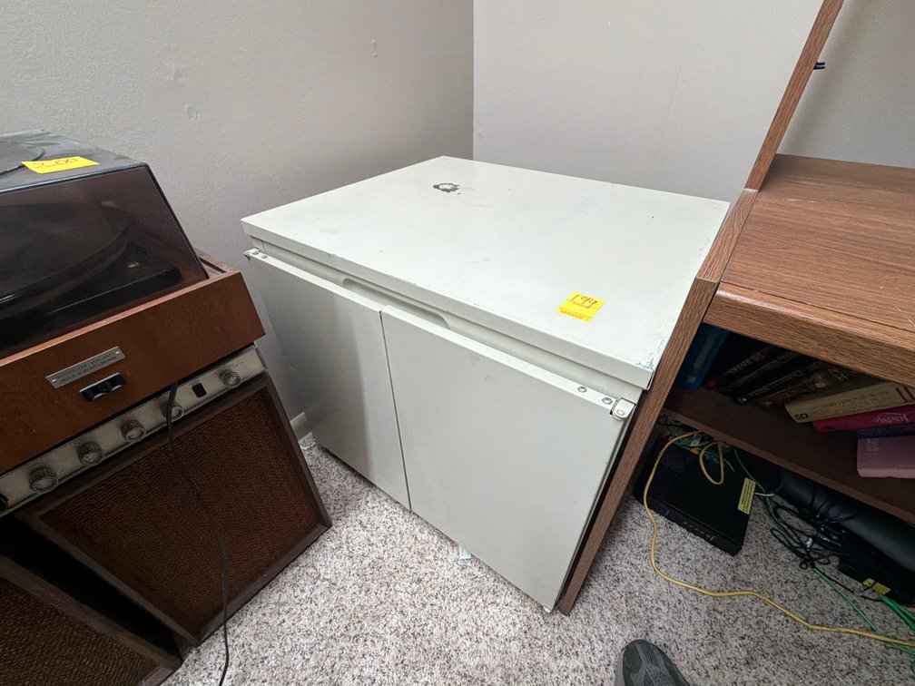 Metal 2 door storage cabinet