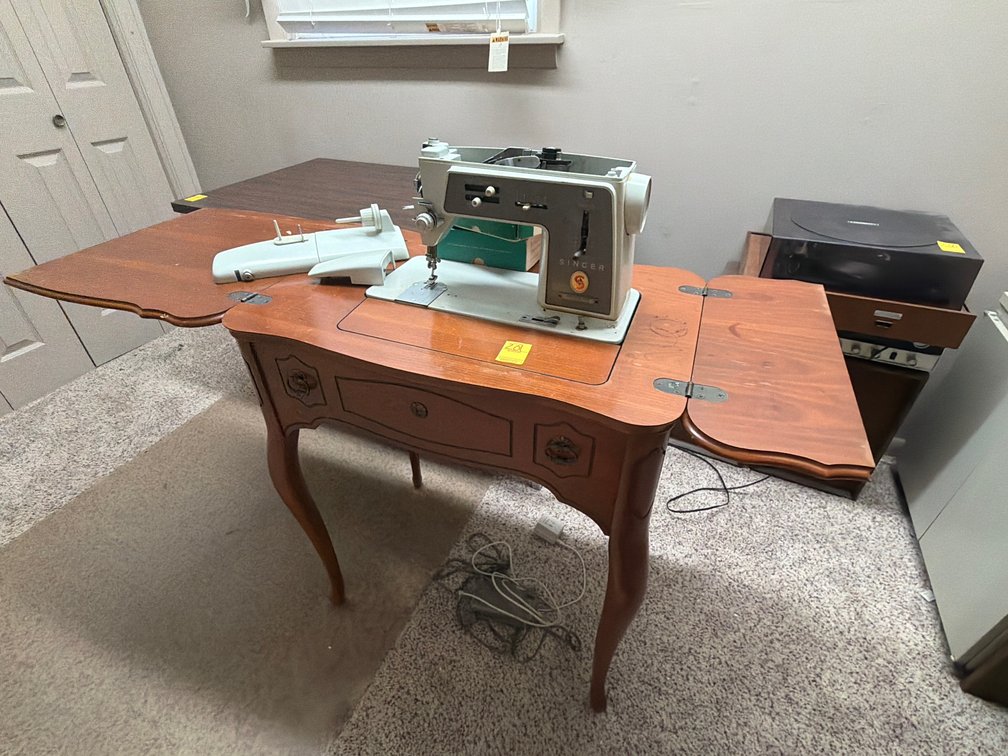 Single sewing table and machine