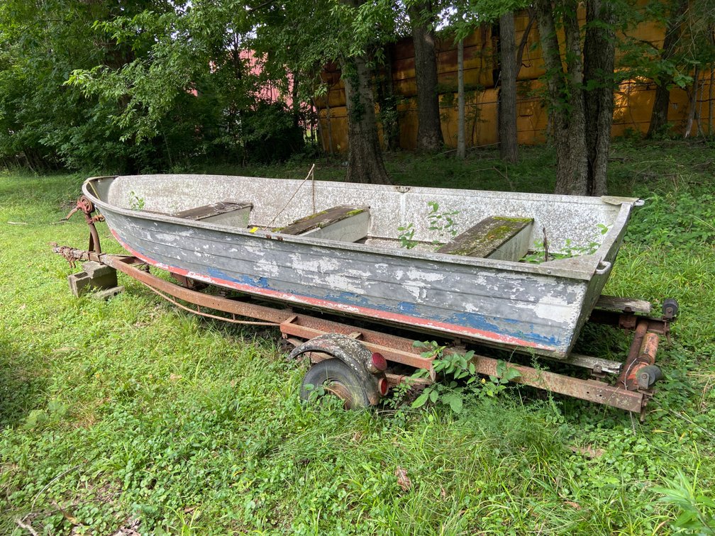 ±11 FT BOAT W/TRAILER