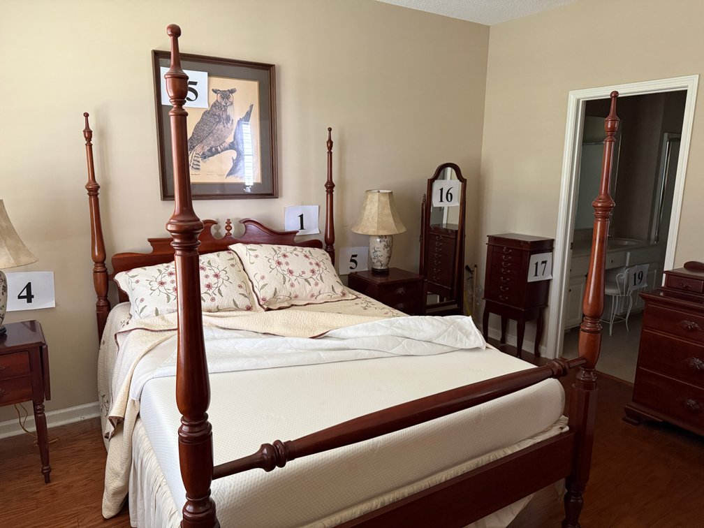 CHERRY, FOUR POSTER QUEEN SIZE BED, SPLIT FINIAL; USED (LOOKS NEW) SEALY MEMORY FOAM MATTRESS AND FOUNDATION; PLUS QUILT SET AND MATTRESS PAD INCLUDED