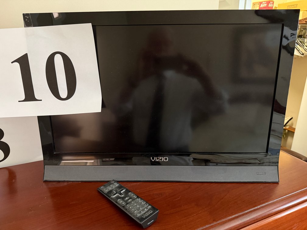 VIZIO +/- 26” FLAT SCREEN TV, 2010