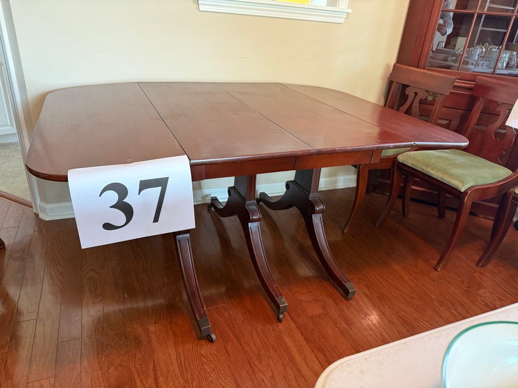 DUNCAN PHYFE STYLE DROP LEAF TABLE WITH FIVE LEAVES