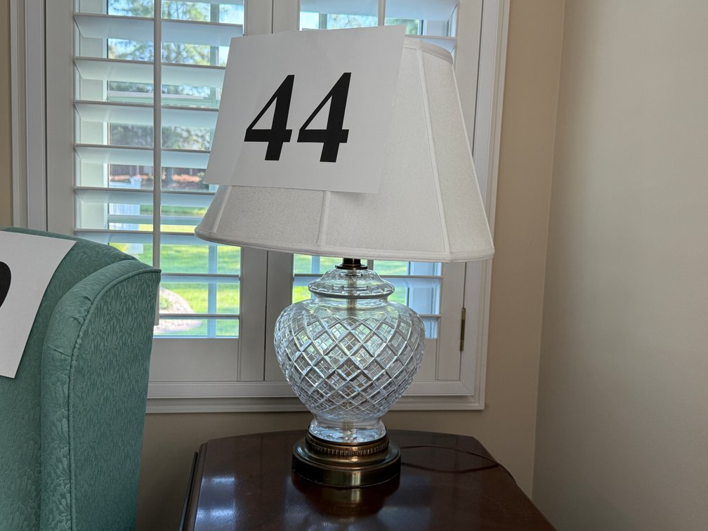 CRYSTAL BASE TABLE LAMP