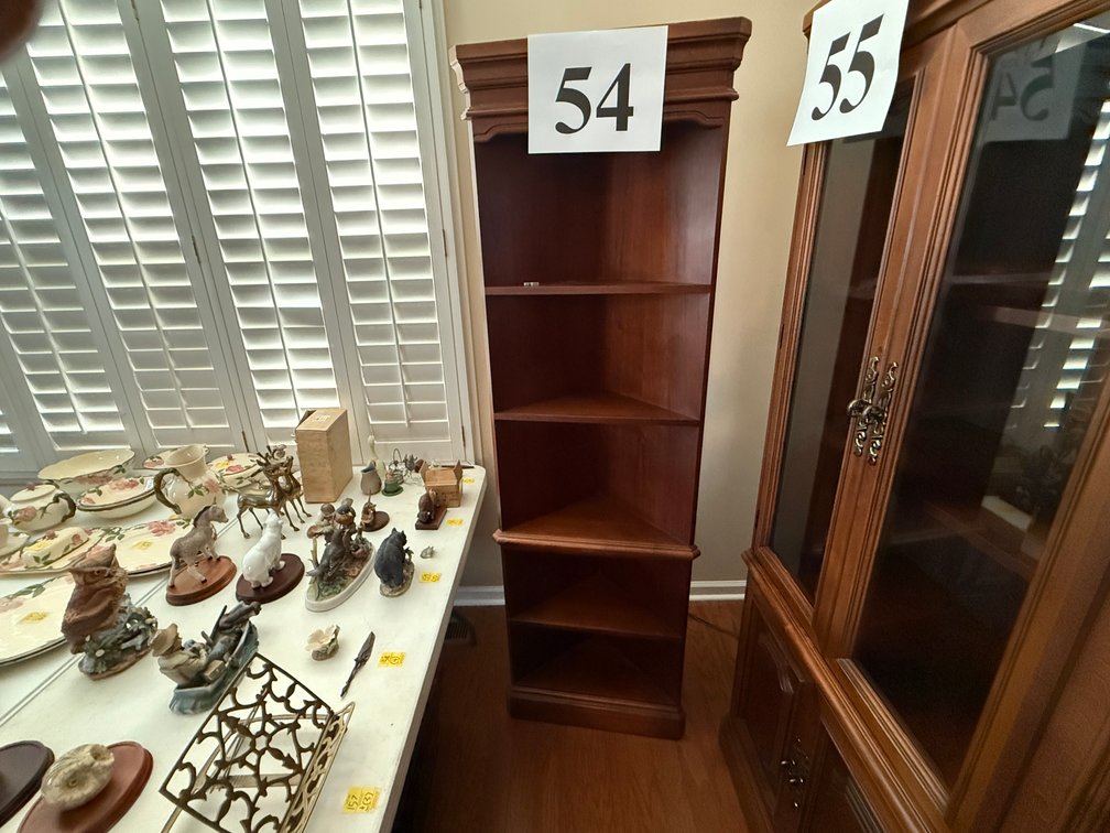 CORNER CURIO