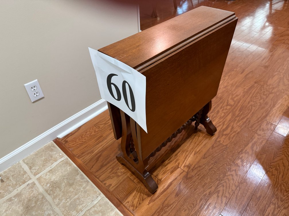 PRETTY MAHOGANY TEA SIZE DROP LEAF GATELEG TABLE
