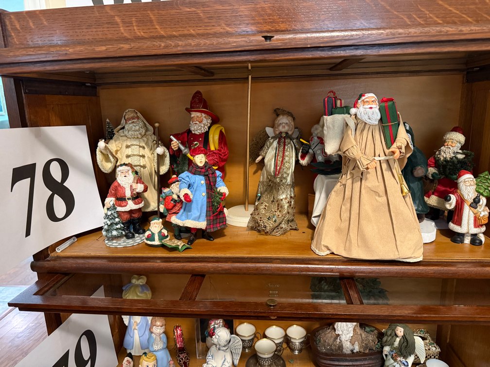 +/- 12 PCS. CHRISTMAS FIGURINES