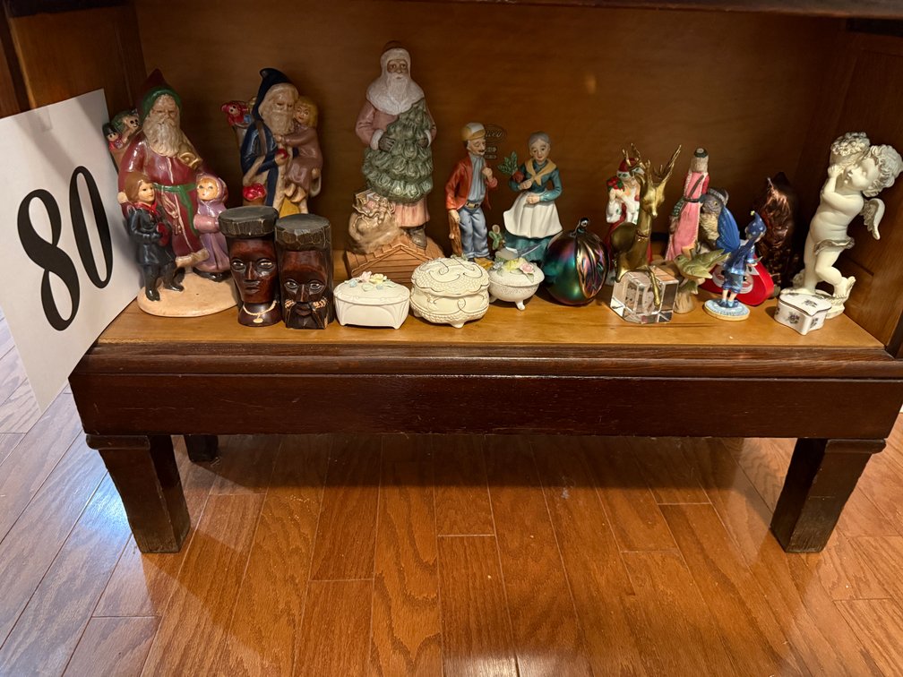 +/- 20 PCS FIGURINES AND MISC.