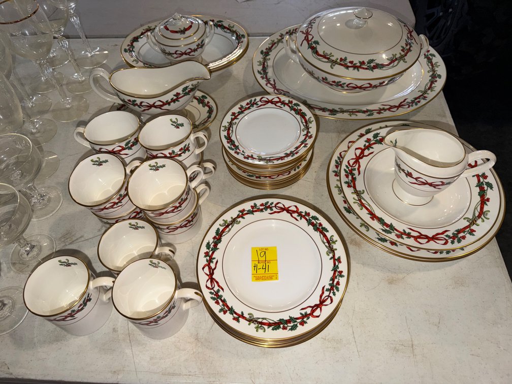 APPROX 41 PCS 1987 ROYAL WORCESTER HOLLY RIBBONS CHINA