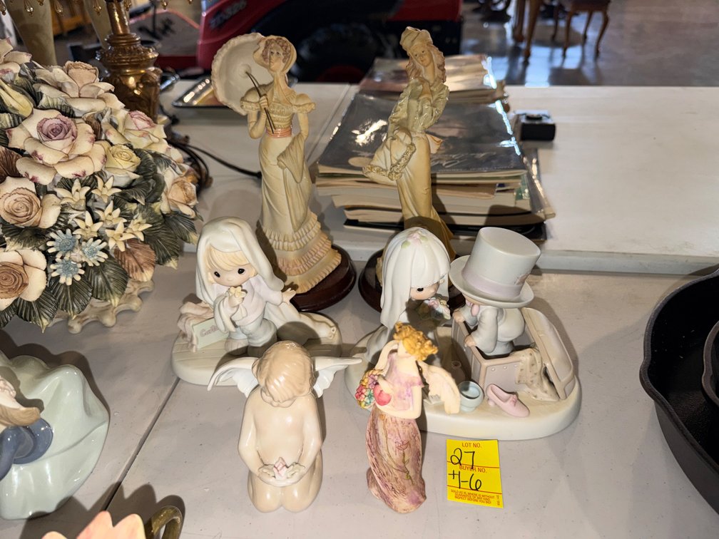 APPROX 6 FIGURINES