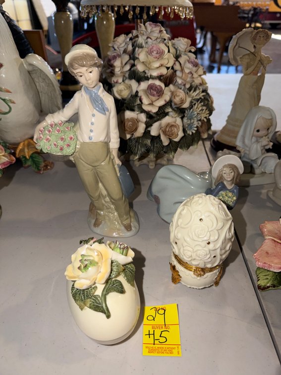 APPROX 5 FIGURINES