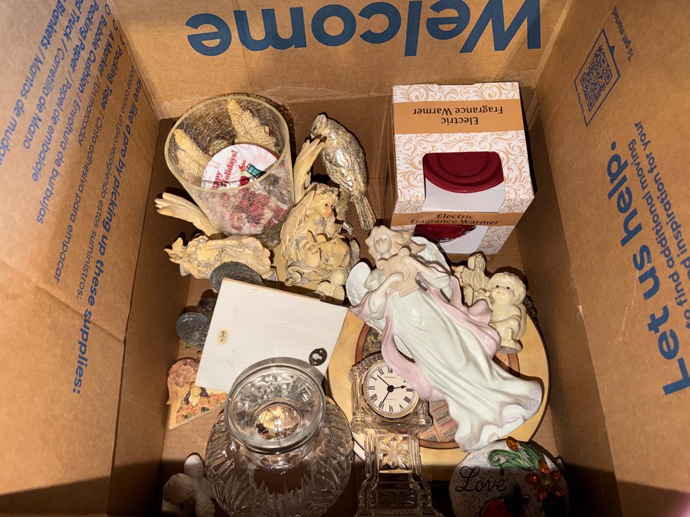 BOX OF MISC HOME D\uFFFdCOR