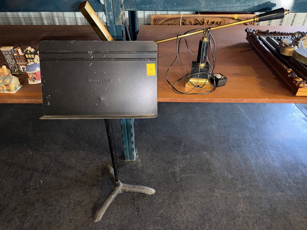 ADJUSTABLE PIANO LIGHT AND MANHASSET MUSIC STAND