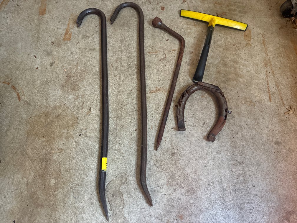 2 Crow bars and horse shoe
