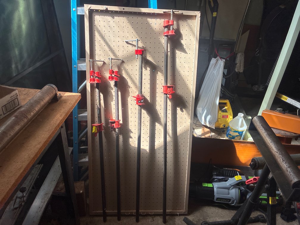 4 Pipe clamps, peg board organizer