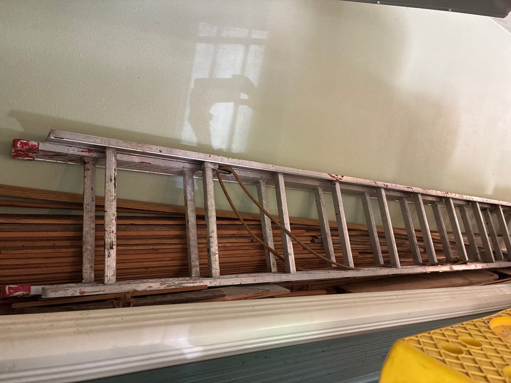 Aluminum extension ladder