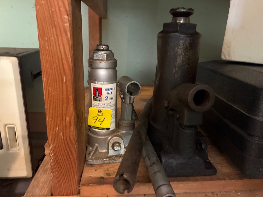 2 Bottle jacks