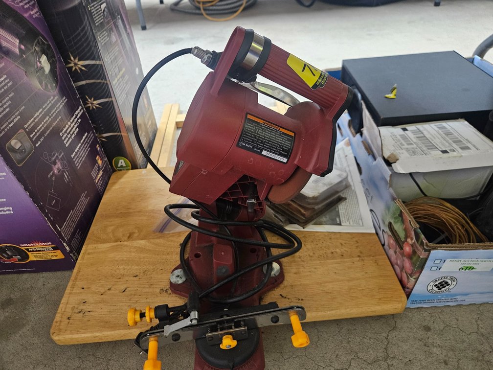 Chainsaw blade sharpener