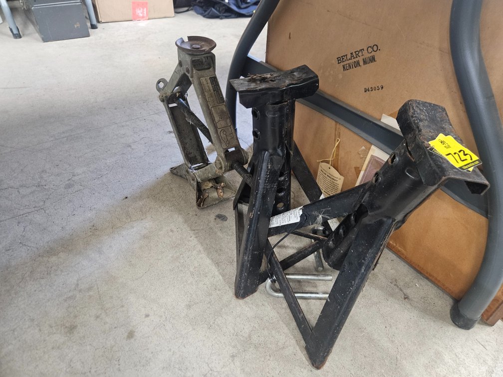 3 Floor jacks