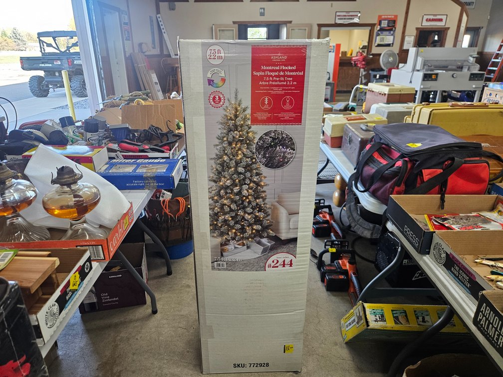 7 1/2' Lighted Christmas tree