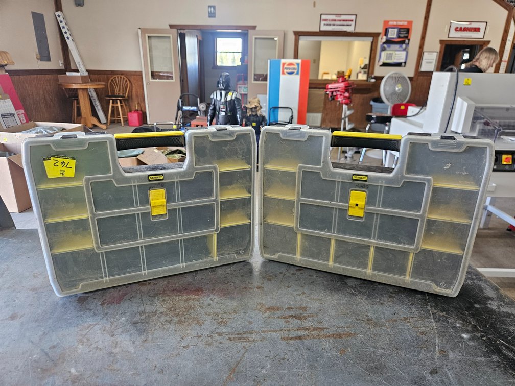 2 Plastic organizers