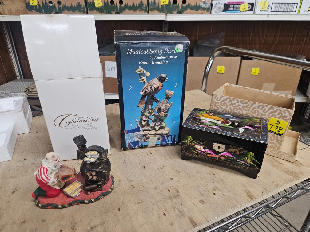 3 Music box/figurines