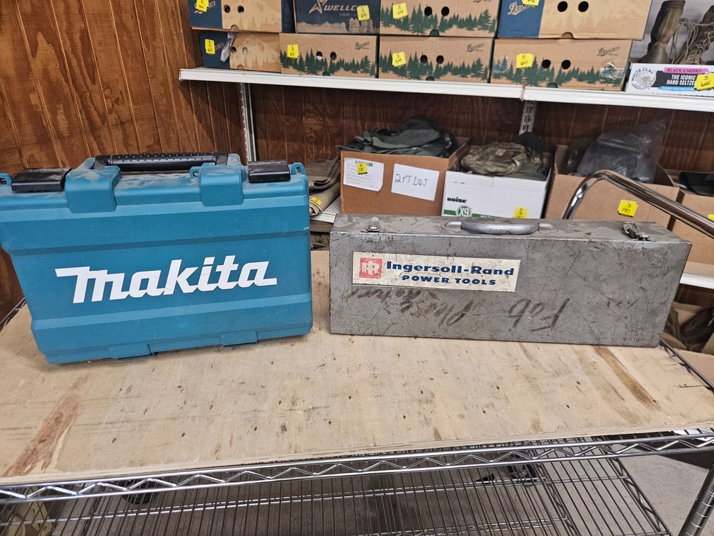 2 Empty tool cases