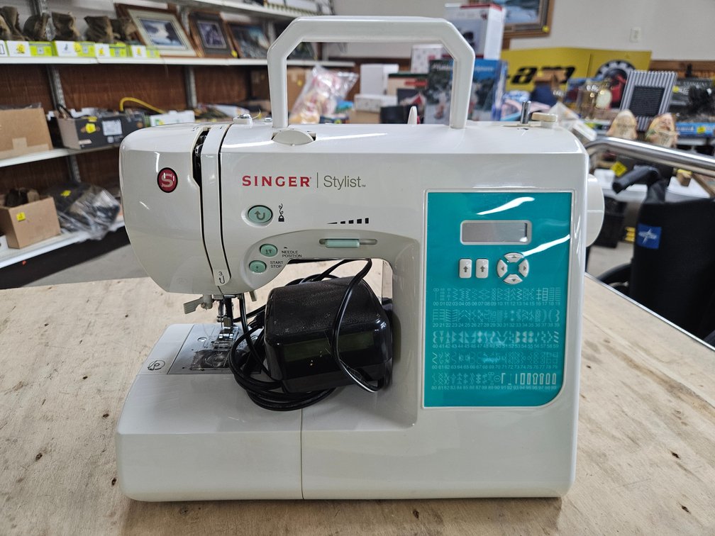 Singer Stylist Sewing Machine With Pedal