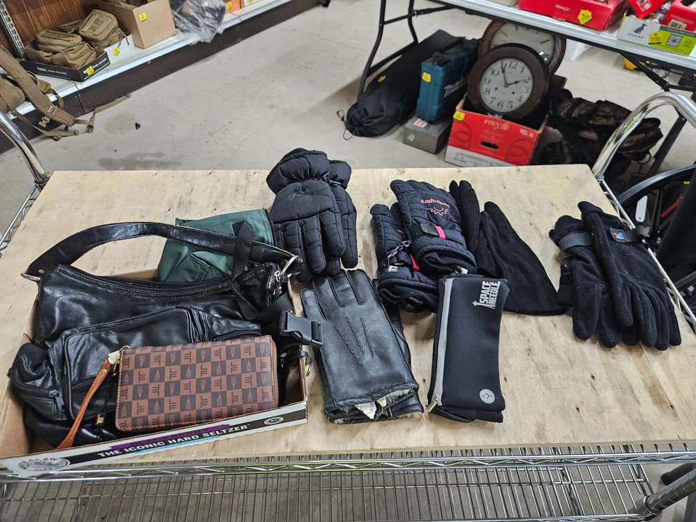 6 Pair Of Gloves & 6 Bags
