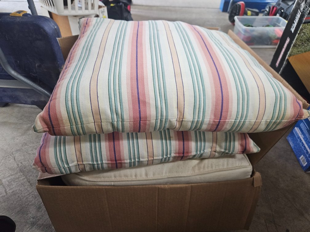 2 Cushions & 2 Pillows