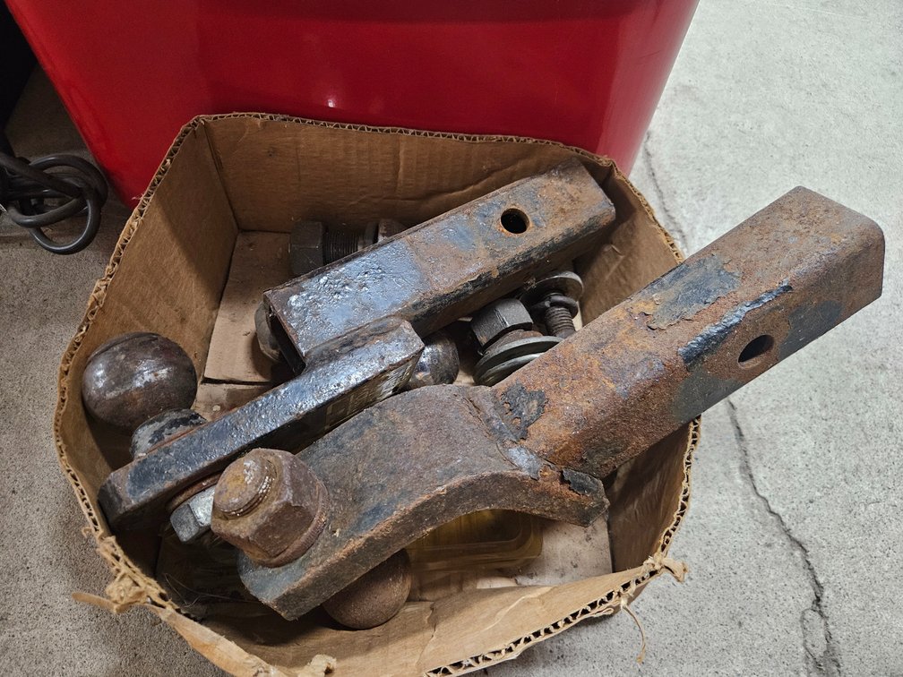 2 Recciver Hitches & 7 Balls