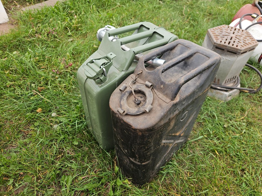 2 Metal Gerry Cans
