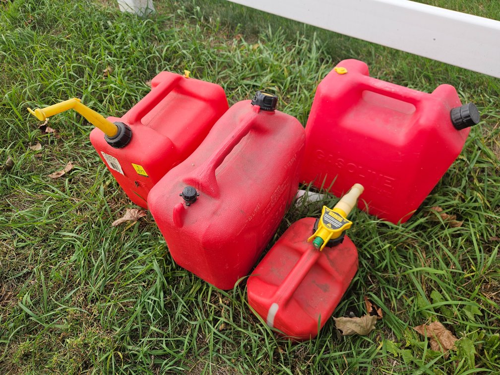 4 Plastic Gas Cans