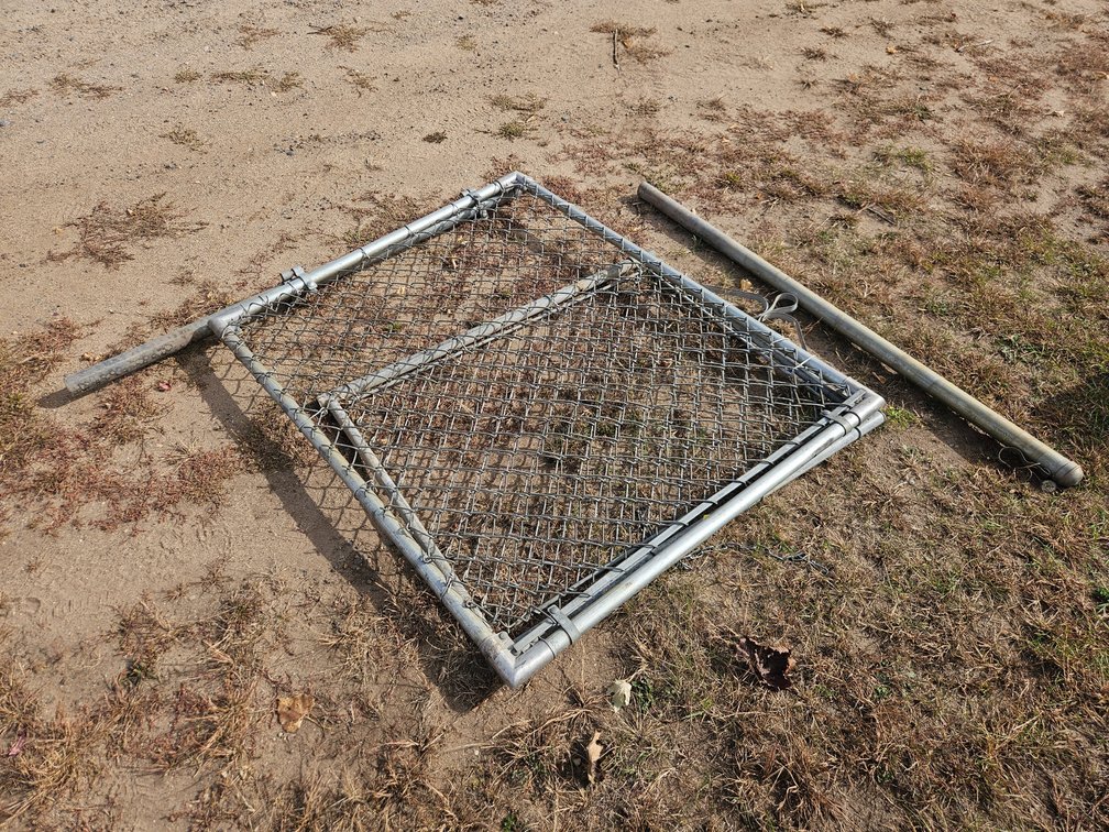 2 Metal Gates, 2 Poles