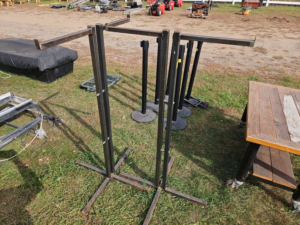 2 Metal Stands