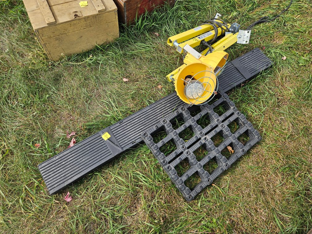 2 Dock Loading Lights, Trax Grabber