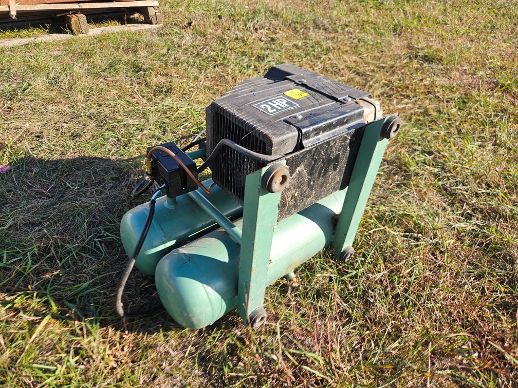 Hitachi Dual Tank Air Compressor