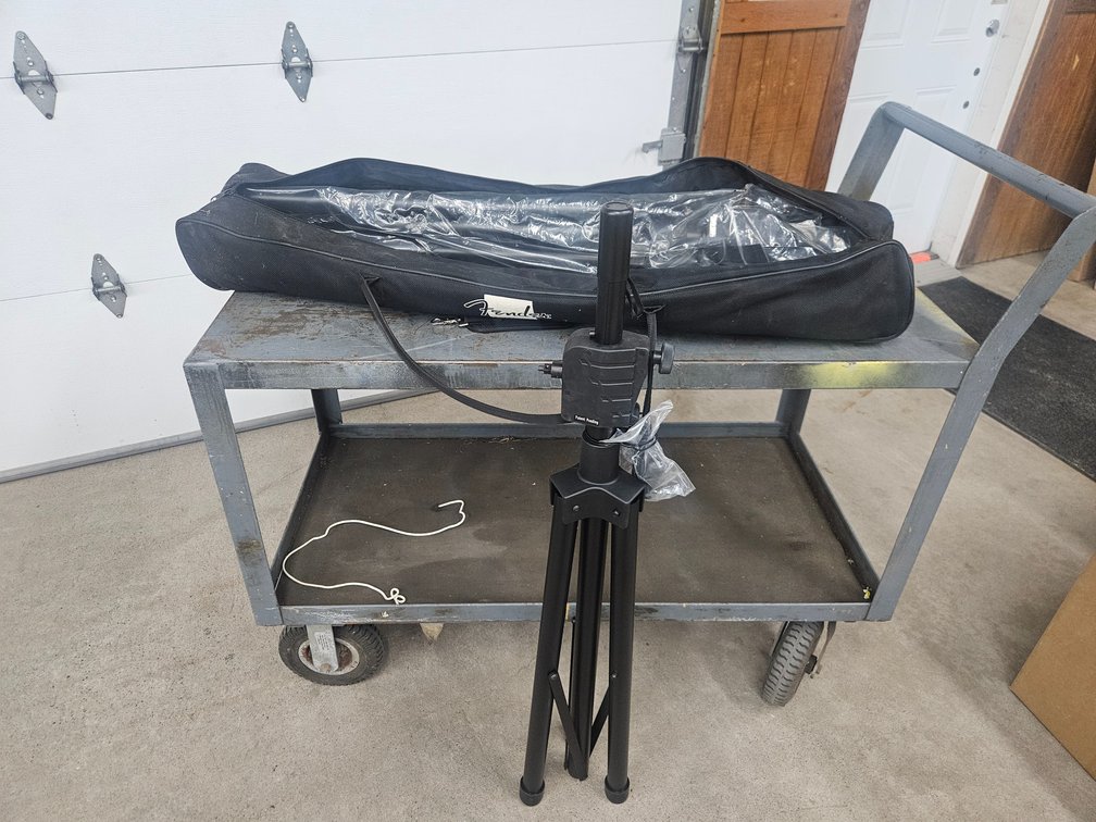 2 Fender Audio tri-pod stands