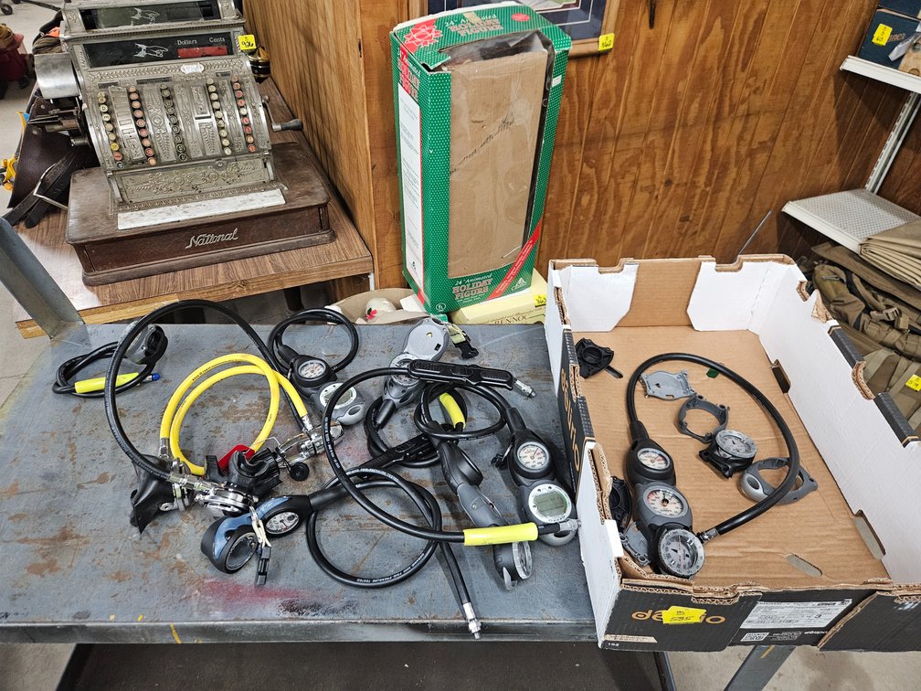 6 Puckair with compass, 1 SCUBA regulator