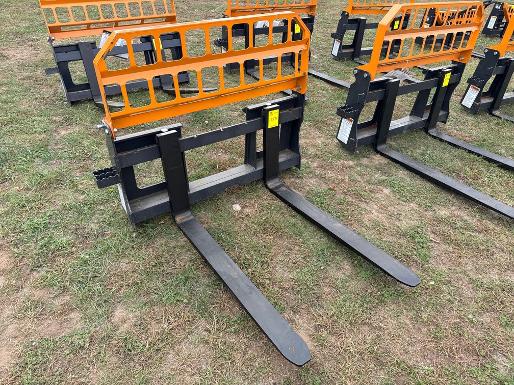 Skid Loader 4000lb pallet fork 42"