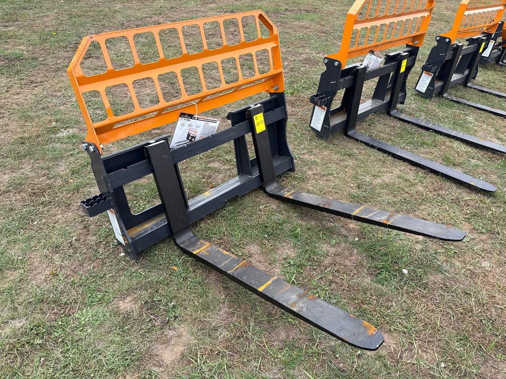 Skid Loader 4000lb pallet fork 42"