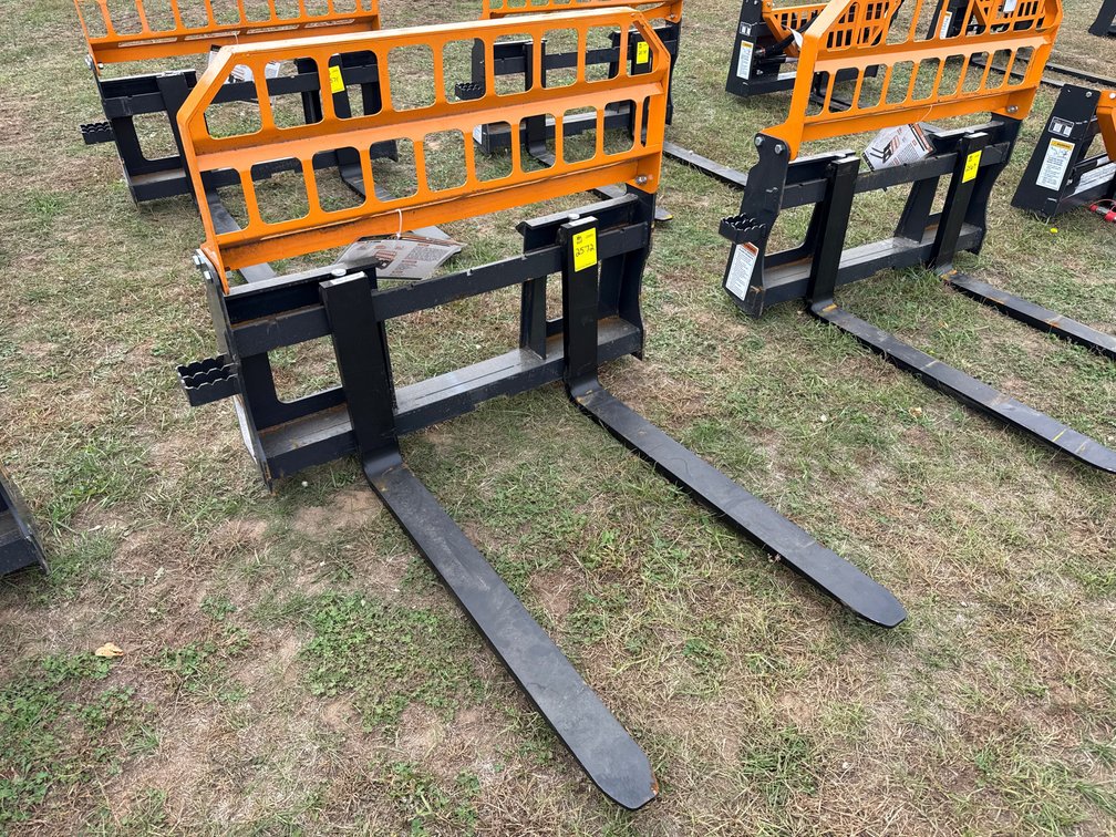 Skid Loader 4000lb pallet fork 42"