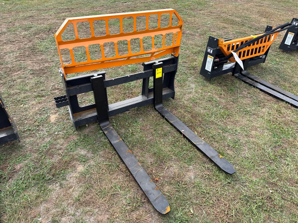 Skid Loader 4000lb pallet fork 42"