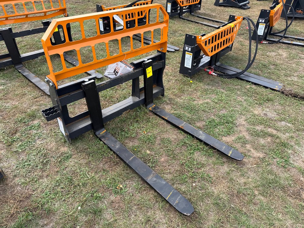 Skid Loader 4000lb pallet fork 42"