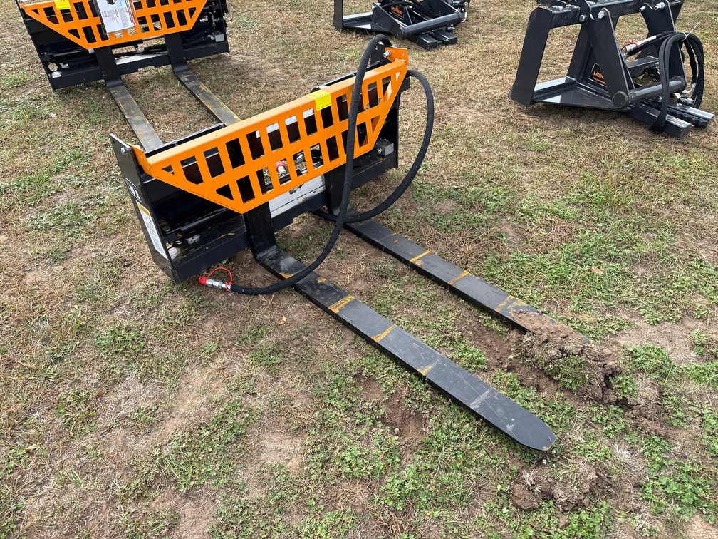 Skid Loader 5500lb hydraulic pallet fork 42"