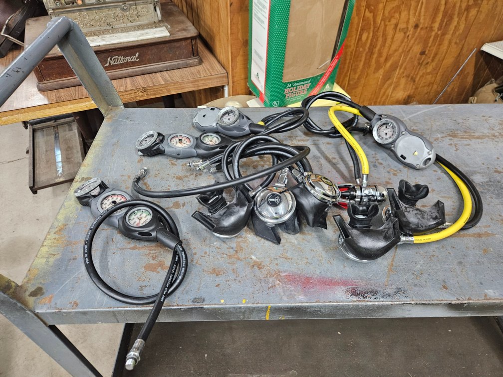 2 SCUBA regulators, 4 puckair with compass