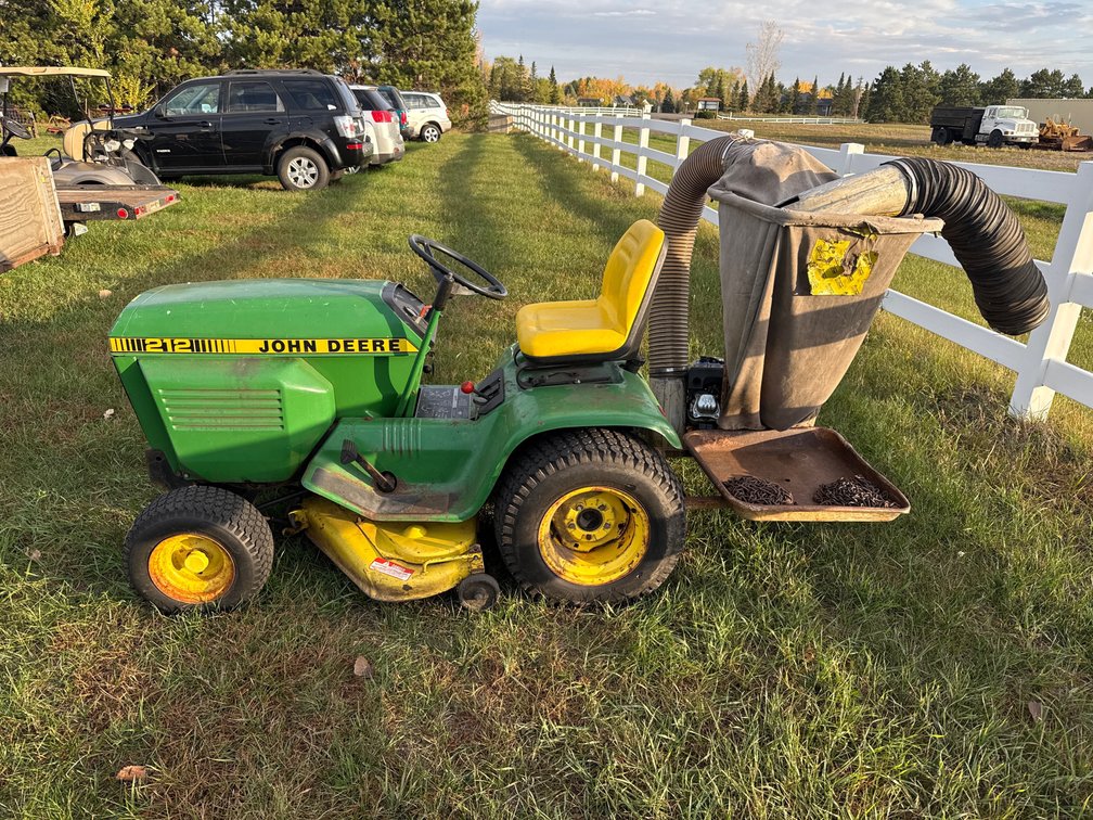 John Deere 212 Lawn Tractor