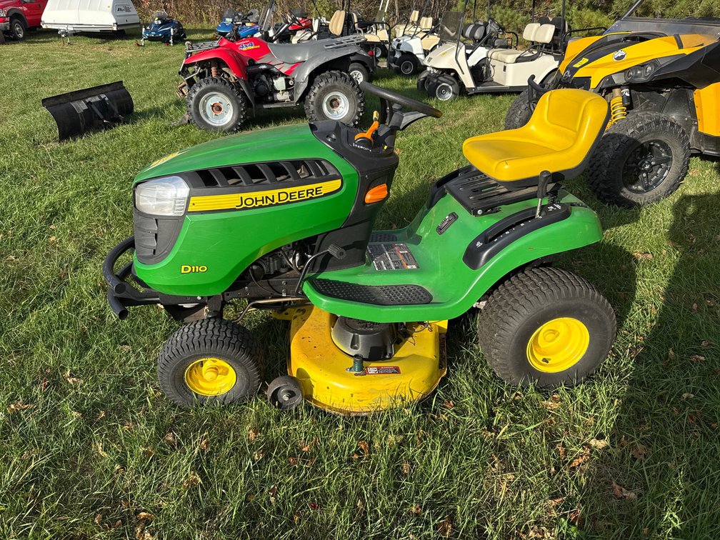 John Deere D110 Lawn Tractor