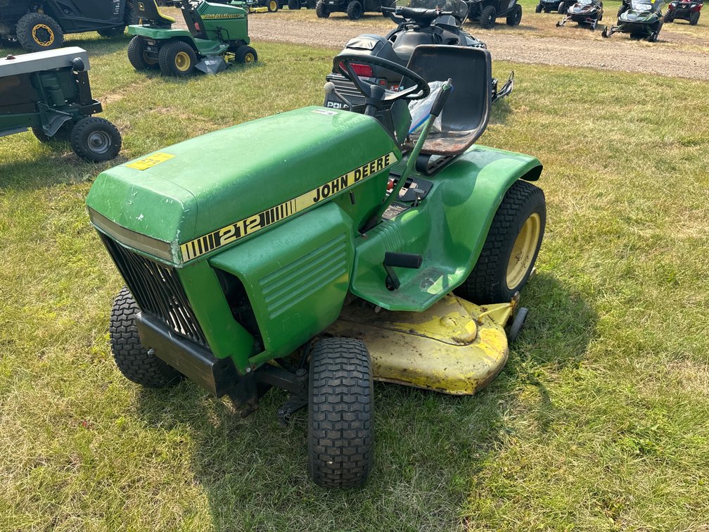 John Deere 212