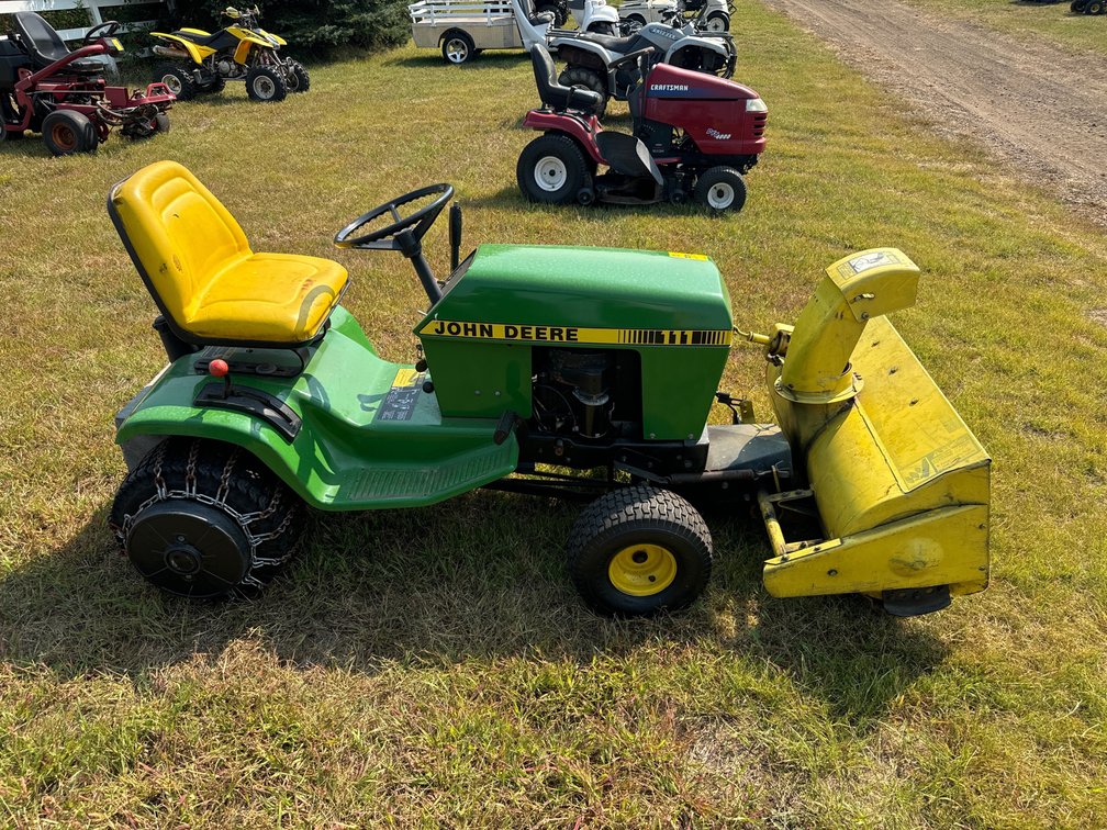 John Deere 111 Lawn Tractor
