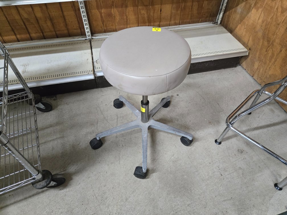 Adjustable spinning stool